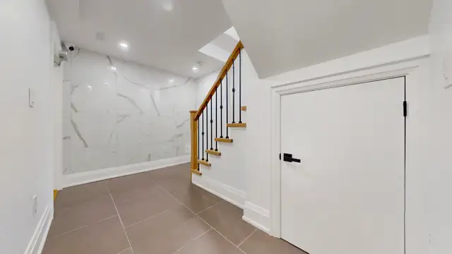 Stunning One bedroom basement apartment in Aurora - Photo 3