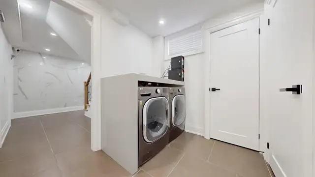 Stunning One bedroom basement apartment in Aurora - Photo 4
