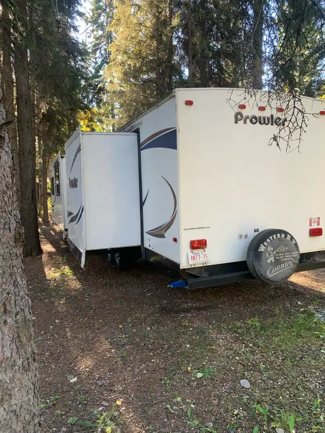 2012 Prowler 32ft Travel Trailer - Photo 2