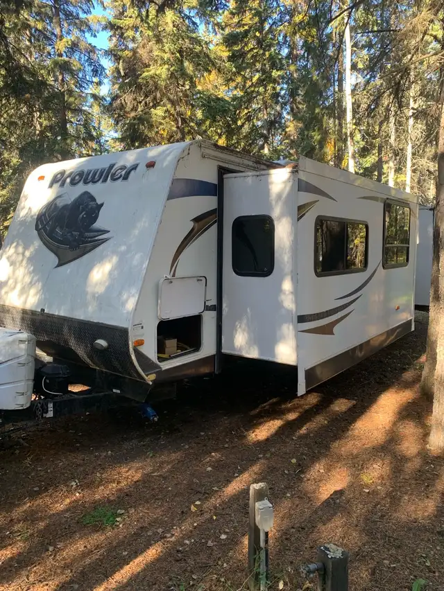 2012 Prowler 32ft Travel Trailer - Photo 3