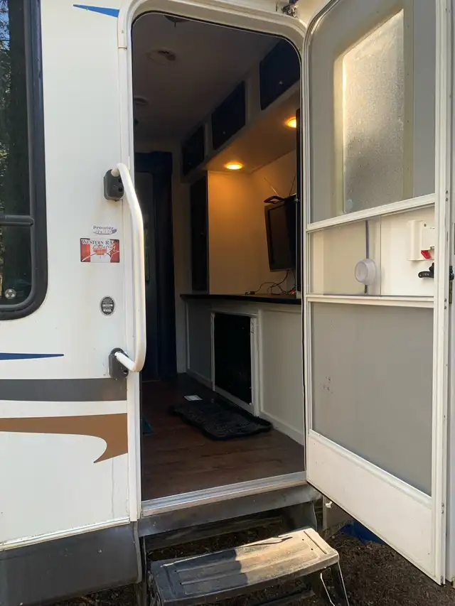 2012 Prowler 32ft Travel Trailer - Photo 4