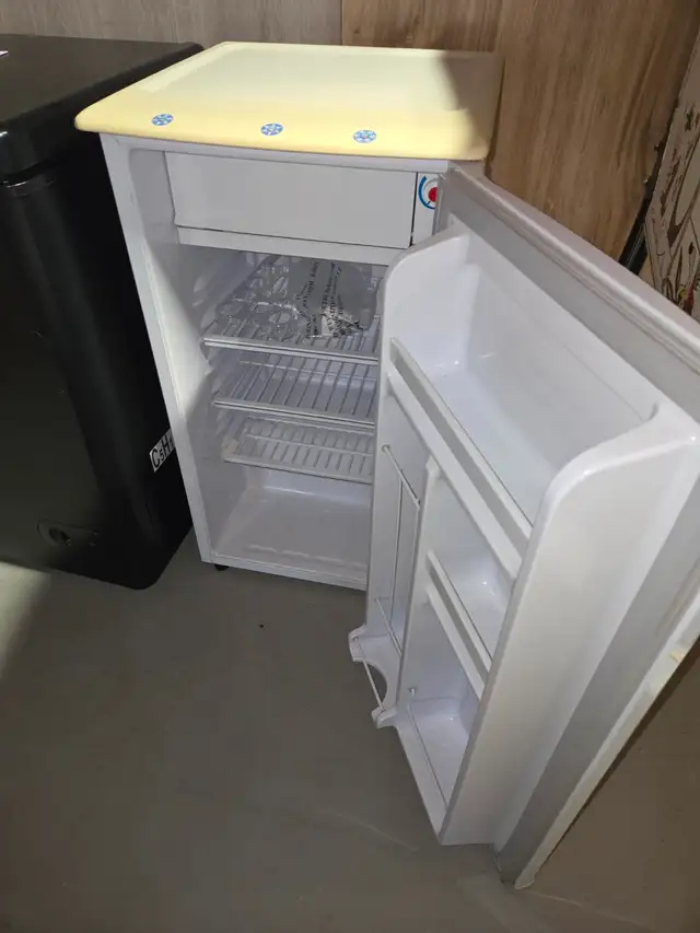 DANBY Designer white MINI Fridge - Photo 2