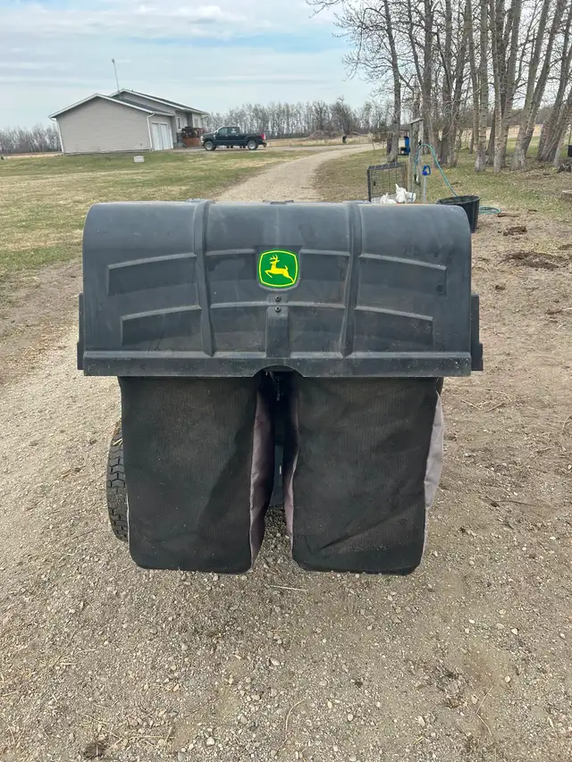 John Deere Twin Bagger - Photo 3