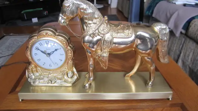 VERY NICE WORKING VINTAGE 1950/60‘s ELECTRIC BRASS HORSE CLOCK - Photo 3