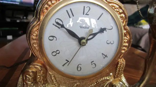 VERY NICE WORKING VINTAGE 1950/60‘s ELECTRIC BRASS HORSE CLOCK - Photo 4