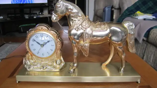 VERY NICE WORKING VINTAGE 1950/60‘s ELECTRIC BRASS HORSE CLOCK - Photo 5
