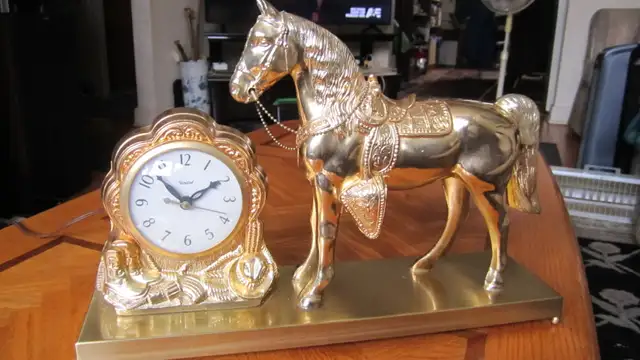 VERY NICE WORKING VINTAGE 1950/60‘s ELECTRIC BRASS HORSE CLOCK - Photo 6