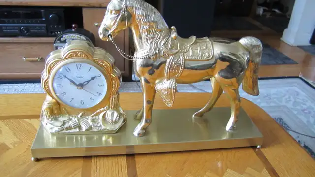 VERY NICE WORKING VINTAGE 1950/60‘s ELECTRIC BRASS HORSE CLOCK - Photo 7