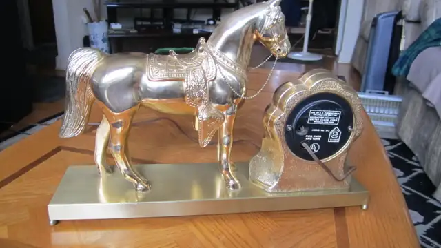 VERY NICE WORKING VINTAGE 1950/60‘s ELECTRIC BRASS HORSE CLOCK - Photo 8
