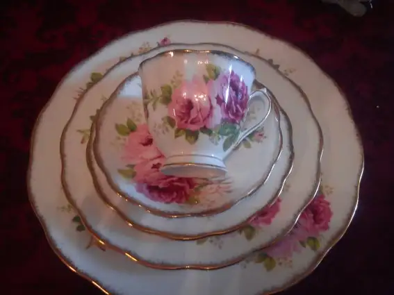 Royal Albert - American Beauty