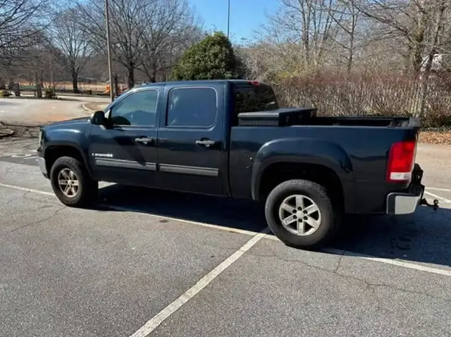 2008 GMC Sierra SLE Crew Cab 4x4 - Photo 2