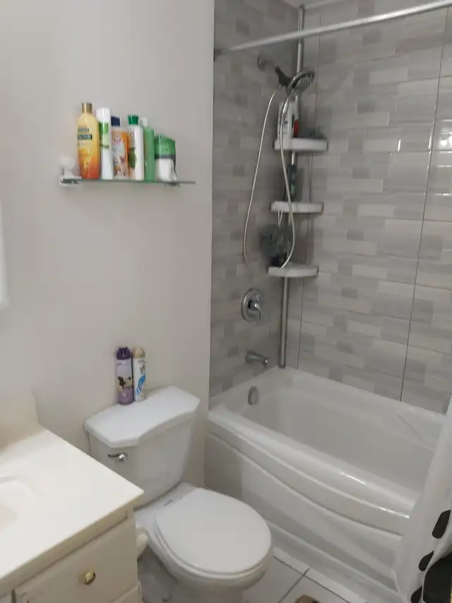 Room for rent in Etobicoke - Photo 2