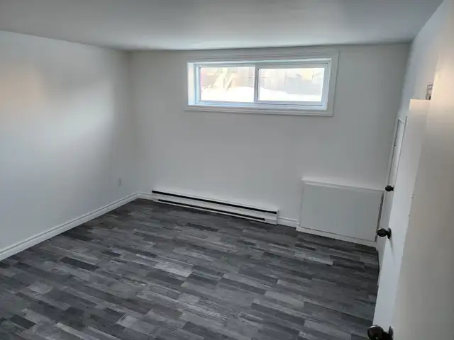 Grand beau 3 1/2 au sous-sol d’un sixplex à louer. - Photo 2