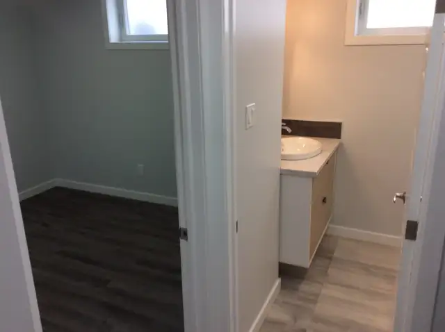 Bright 2-Bedroom Basement Apartment near IKEA - Photo 6