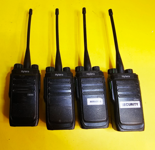 LOT OF 4x HYTERA BD502 WIRELESS RADIOS WALKIE TALKIES