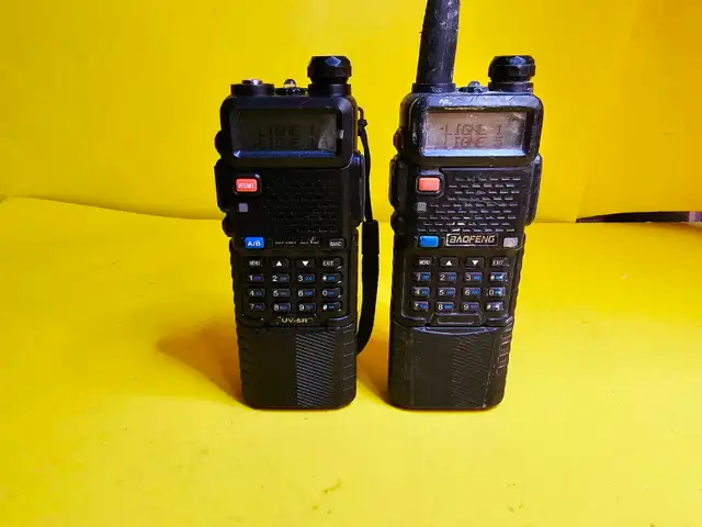 2X BAOFENG UV-5R WALKIE TALKIE RADIO WITH BATTERIES