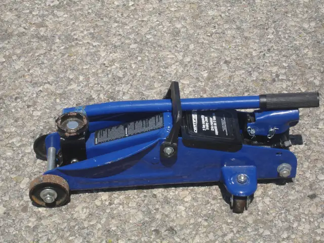 IT'S A CERTIFIED 2 TON CAPACITY TROLLY JACK FOR CARS OR SUV'S!