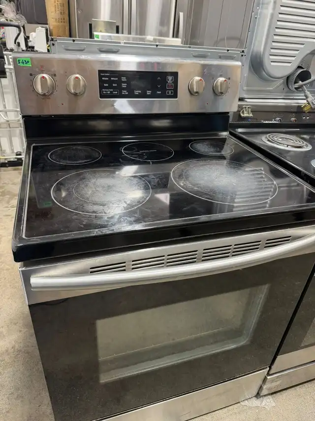 Stove - 30 Samsung 5.9 Cu ft - 5 Burners Electric Range  - Used