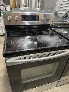 Stove - 30 Samsung 5.9 Cu ft - 5 Burners Electric Range  - Used