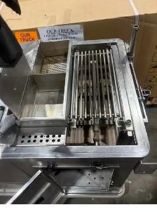 Summer is here ! Hotdog cart on sale May 26 @ 10 online auction - Photo 7