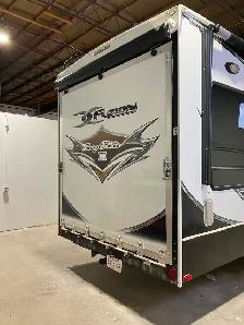 2011 Fuzion Touring Edition Toyhauler RV - Photo 2
