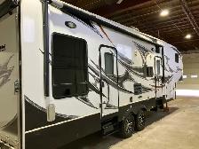 2011 Fuzion Touring Edition Toyhauler RV - Photo 3