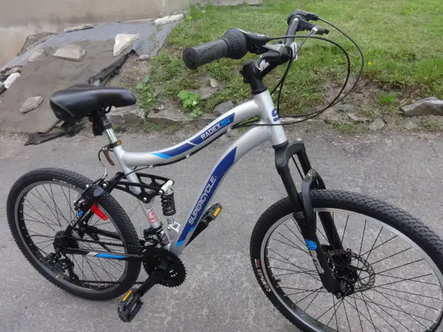 VÉLO À DOUBLE SUSPENSION, SUPERCYCLE MODEL RADEX 24. PROPRE.