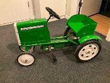 Child ride on tractor like new