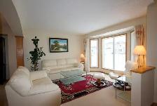 Gorgeous 2 stories 5 BR for Executives & Professionals close UM - Photo 2
