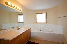 Gorgeous 2 stories 5 BR for Executives & Professionals close UM - Photo 8