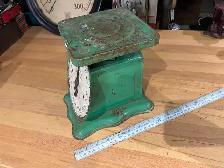 Antique pastel green American Family kitchen scale - Photo 2