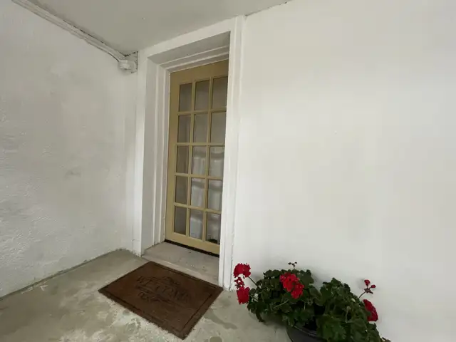Bachelor apartment for rent, Bloor West Village