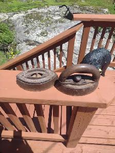 2 sad irons one handle and metal bell - Photo 3