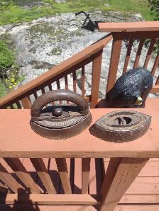 2 sad irons one handle and metal bell - Photo 5