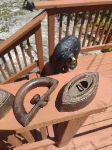 2 sad irons one handle and metal bell - Photo 6