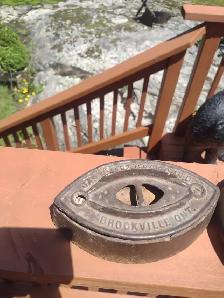 2 sad irons one handle and metal bell - Photo 7
