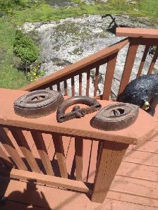 2 sad irons one handle and metal bell - Photo 8