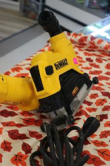 DEWALT DWE46125 Dust Shroud   DWE43131 4.5–5' Grinder (#43574-2) - Photo 4