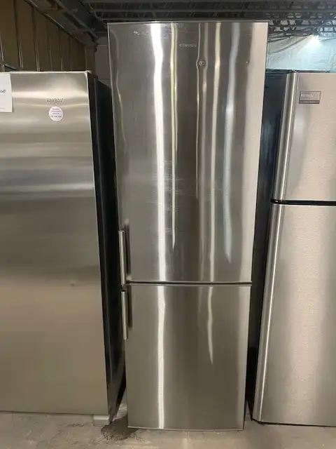 Réfrigérateur stainless 24'' style condo Electrolux