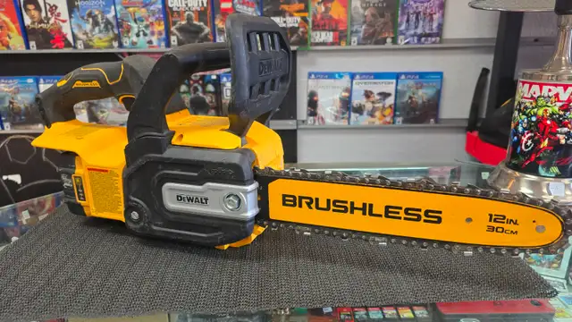 DEWALT 20V MAX 12-inch Chainsaw Kit 5.0 AH Battery