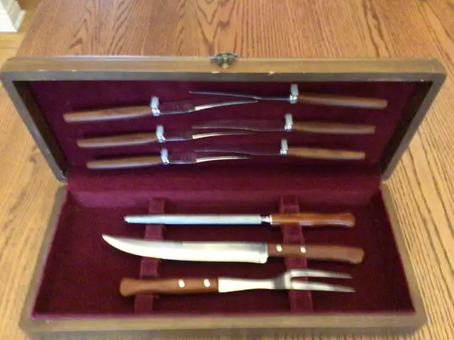 Carving set with steak knives