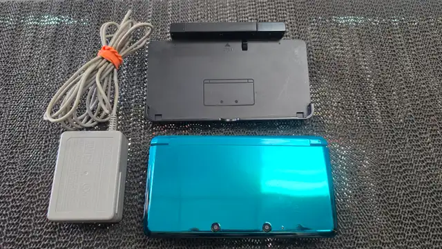 Nintendo 3DS (Aqua Blue) With Charger Dock