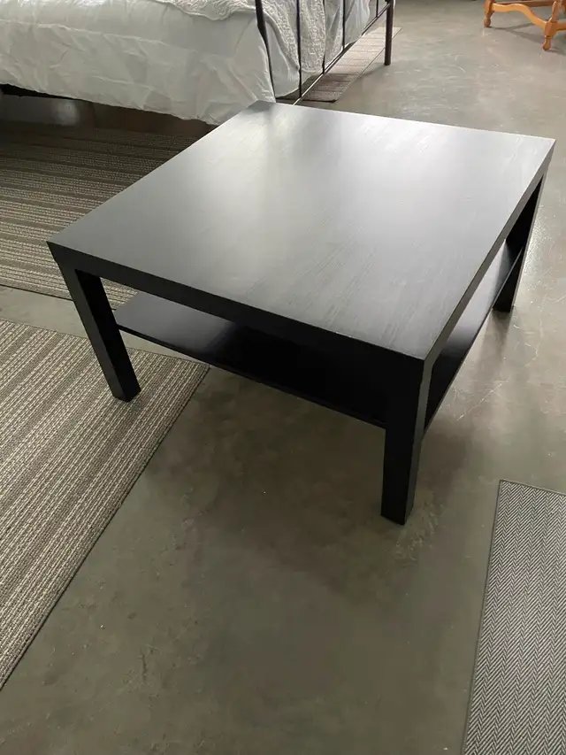 Table de salon 31 X 31 et 18 pouces haut