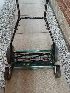 Manual lawnmower. The brand is Yardworks - Photo 2