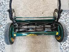 Manual lawnmower. The brand is Yardworks - Photo 3