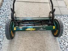 Manual lawnmower. The brand is Yardworks - Photo 4
