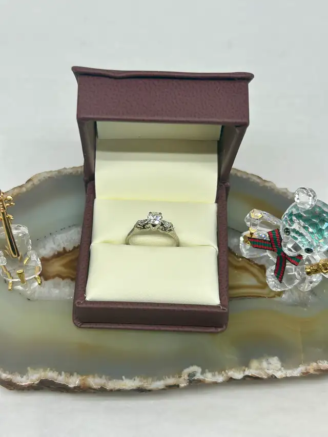 Vintage Trilogy W/G Diamond Ring