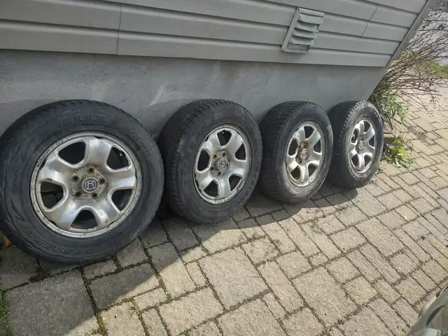 4 jante 215-70R16 d'origine Honda CRV 2013. Pneu fini a remplace