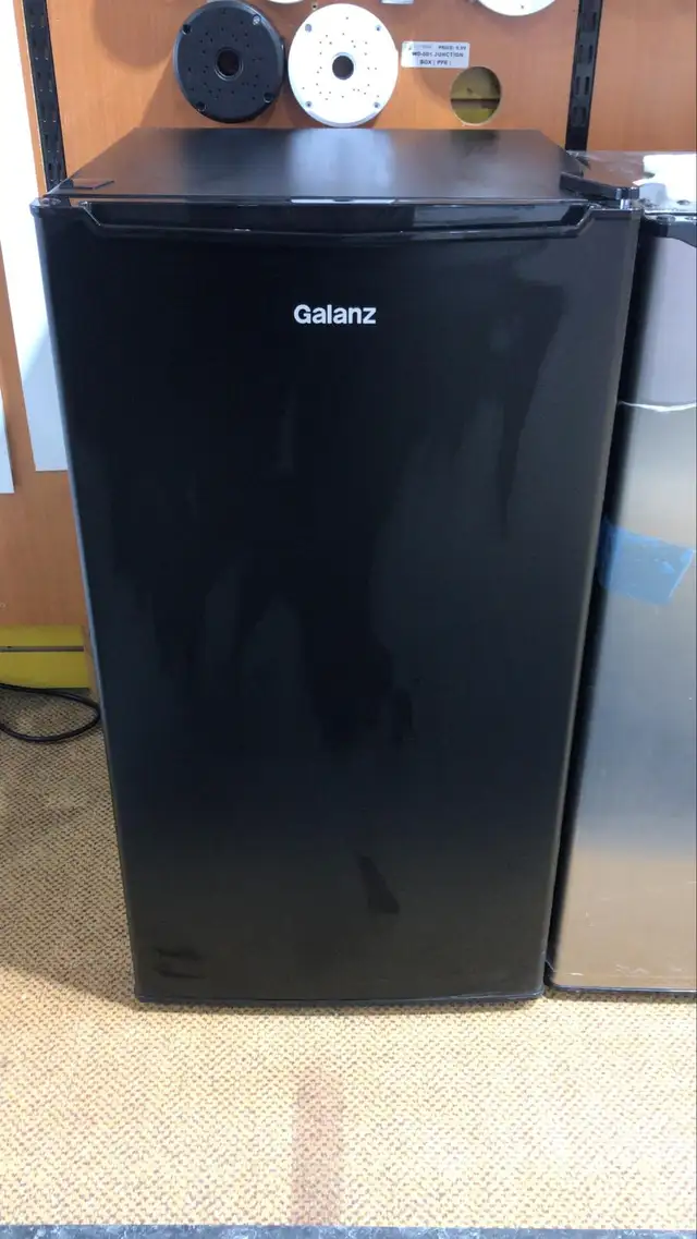 Galanz 3.2 CU FT UPRIGHT REFRIGERATOR BLACK COLOR