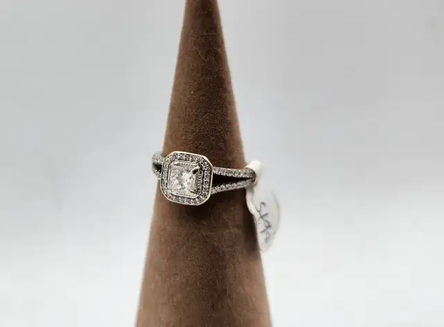 18k Gold Women's Rings with Diamonds